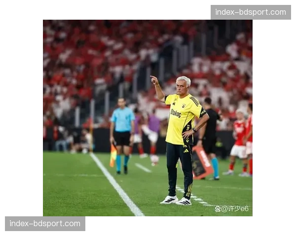 特写：莱比锡少帅在边线不断呼喊，指挥球队前场压迫的节奏变化
