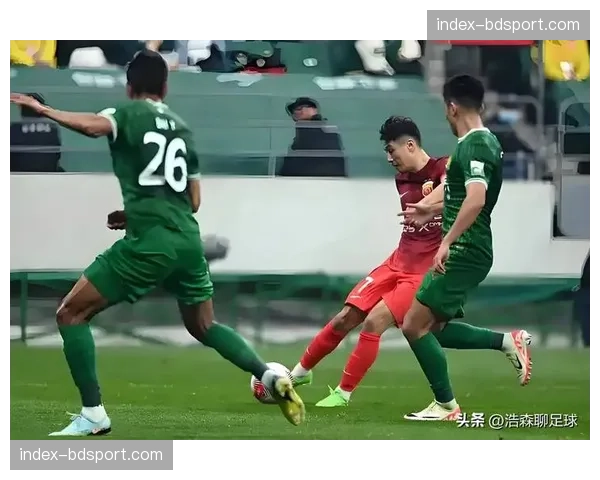 【2026年4月中超联赛·赛中·消息上海海港2-1云南玉昆，武磊伤愈复出首球，奥斯卡点球扳回一城